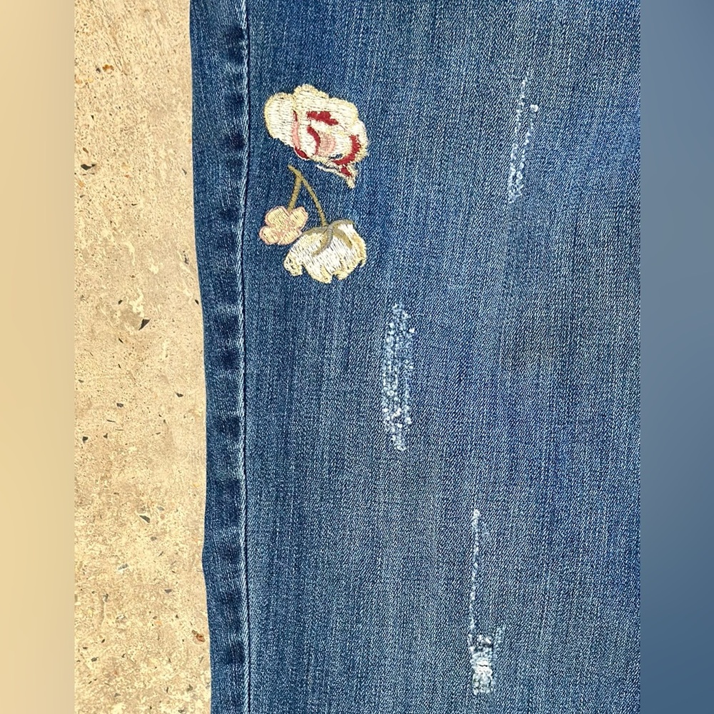 Chico’s EMBROIDERED JEANS Slimming Ankle Flowers Sz 3x - BLUE - Picture 3 of 12